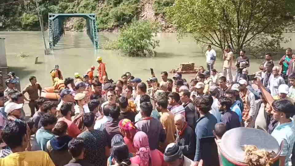Uttarkashi News People Protest by standing in middle of water in submerged Syanachatti Photos