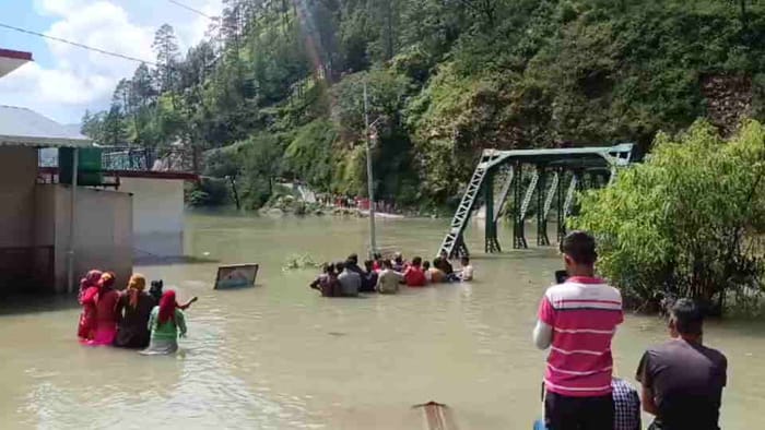 Uttarkashi News People Protest by standing in middle of water in submerged Syanachatti Photos