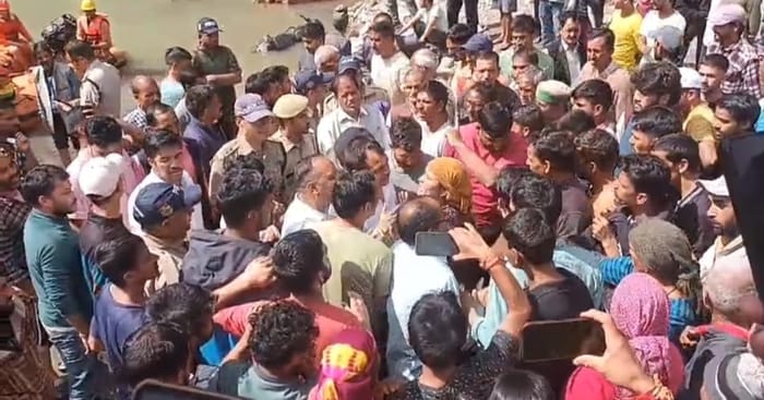 Uttarkashi News People Protest by standing in middle of water in submerged Syanachatti Photos