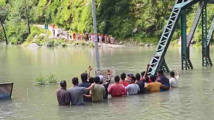Uttarkashi News People Protest by standing in middle of water in submerged Syanachatti Photos