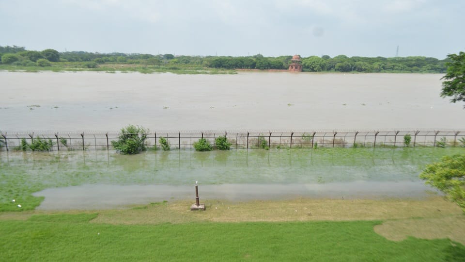 Vikral Yamuna Beyond The Danger Mark water reached the Taj Mahal Parvati Ghat submerged high alert