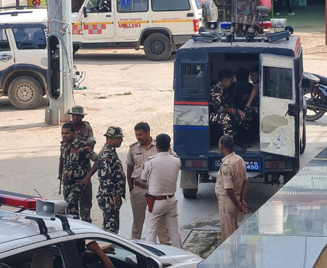 Bihar Crime News Tempo driver beat up three policemen in middle of road Darbhanga