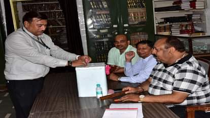 दि सिविल बार एसोसिएशन सिविल कोर्ट सिविल बार कक्ष में वार्षिक चुनाव में वोट डालते अधिवक्ता