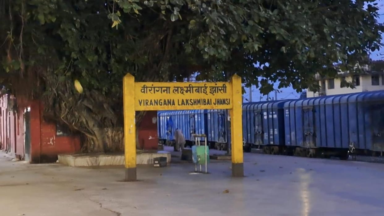 Jhansi: Train seats are full two months before Diwali and Chhath, passengers are now waiting for special train