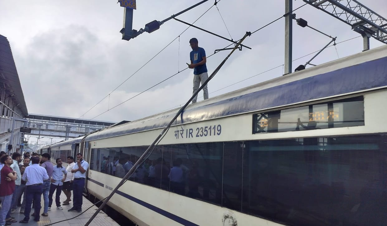 Vande Bharat stood at Tundla railway station for one and a half hours passengers got upset