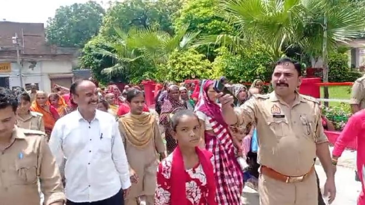 Alleging irregularities in relief kit distribution women blocked the highway in Shahjahanpur