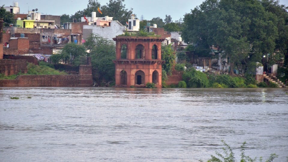 Yamuna river crosses danger mark in Agra administration on alert 21 areas in danger