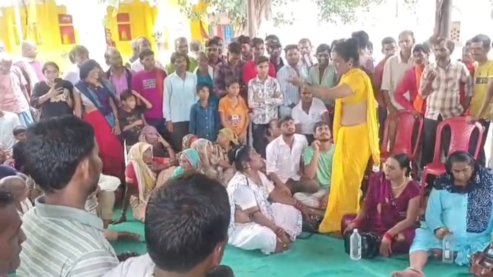 Jalaun: No settlement in the Panchayat of eunuchs, uproar in the police station