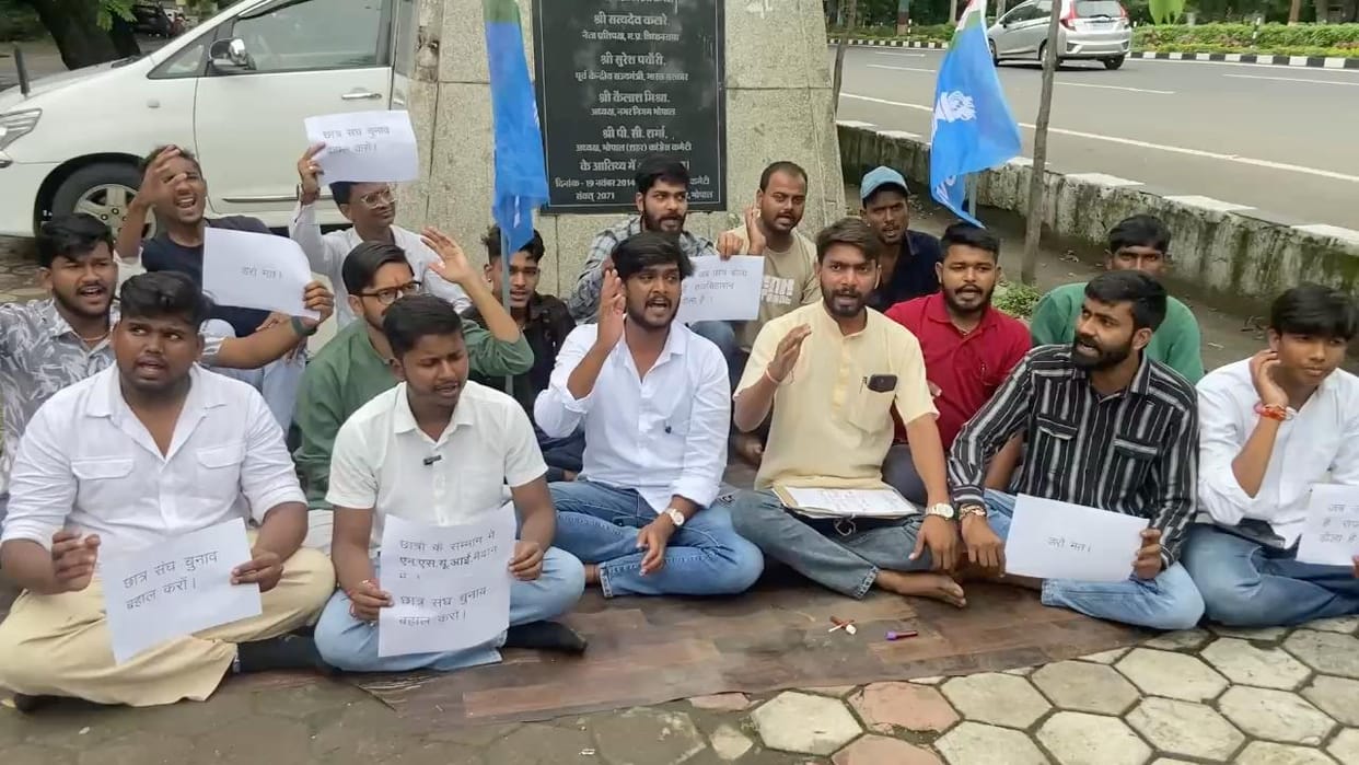 Bhopal: Demand for holding student union elections intensified, NSUI wrote a letter to CM in blood, warned of