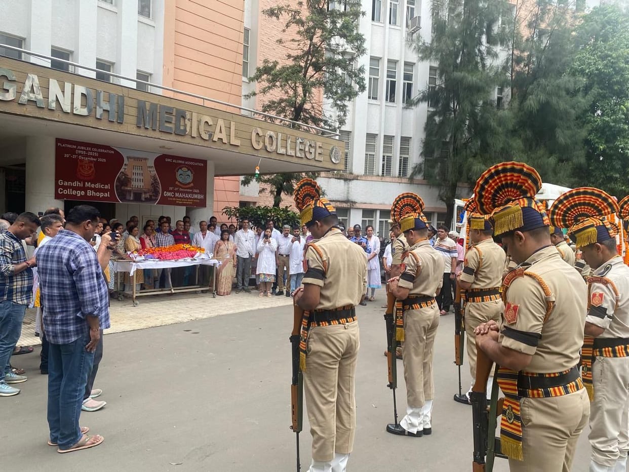 Bhopal News: Guard of honour given for the first time for donating body in GMC, everyone's eyes got moist in t