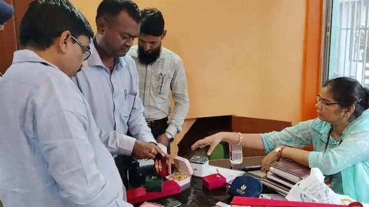 ईओयू की टीम ने कैश के साथ साथ जेवर भी बरामद किए।