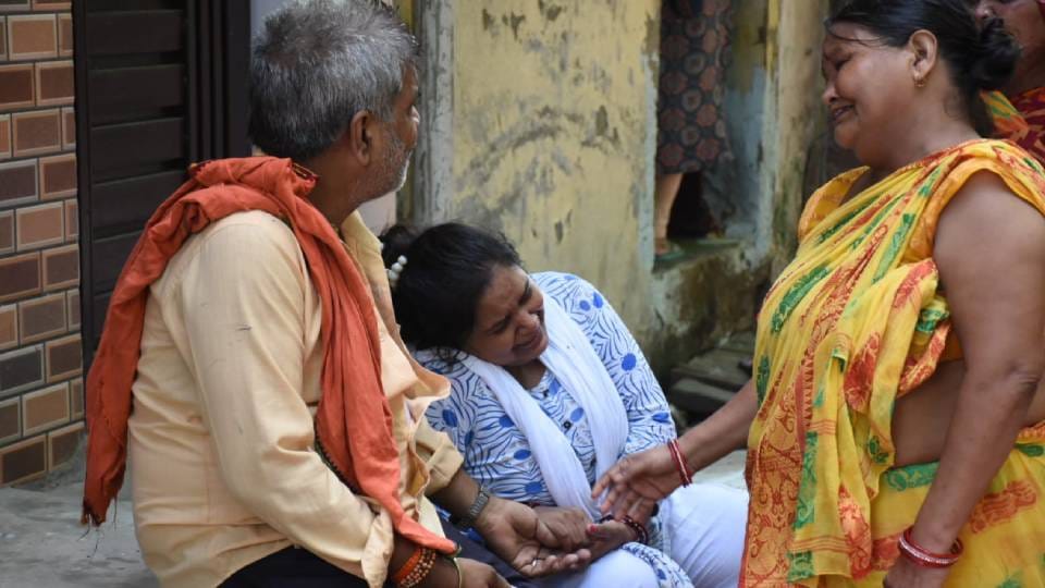 middle aged man died of diarrhoea in Jankipuram Extension at Lucknow dirty water is entering homes