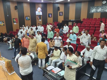 Meerut Municipal Board Meeting Chaos: Councillors Allege Corruption, Commissioner Walks Out