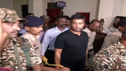 शराब घोटाला: जमानत की राह देख रहे पूर्व सीएम के बेटे को फिर झटका, कोर्ट ने 14 दिन की न्यायिक हिरासत में भेजा Liquor scam Former CM son awaiting bail gets another setback court sends him to 14-day judicial custody