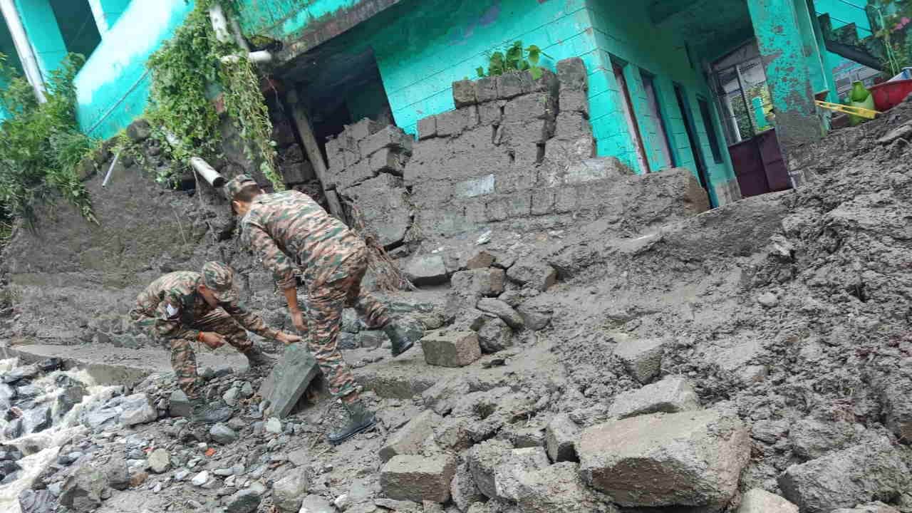 Chamoli Cloudburst other villages alerted people ran away to save their lives In Tharali sudden flood destroy