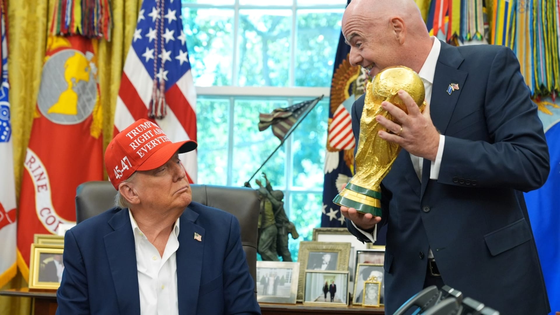 राष्ट्रपति ट्रंप को फीफा विश्व कप ट्रॉफी दिखाते इनफैनटिनो