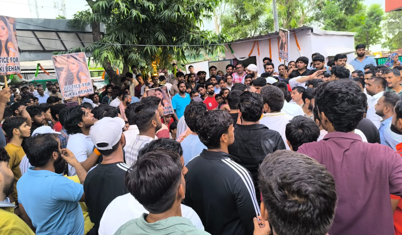 In Greater Noida husband burnt his wife to death for dowry family of deceased gherao Kasna police station