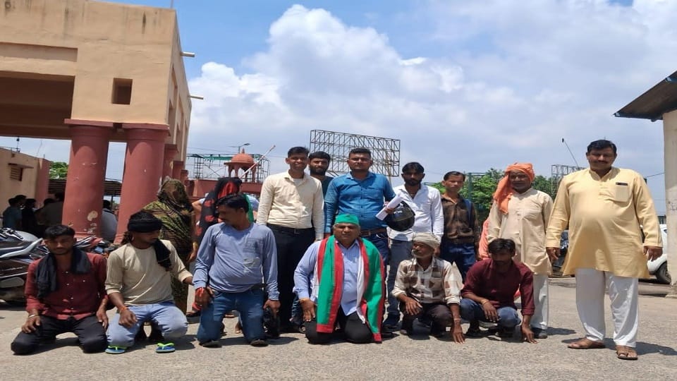 Farmer leaders reached Collectorate on knees demanding reinstatement of 11 employees of Nagar Panchayat