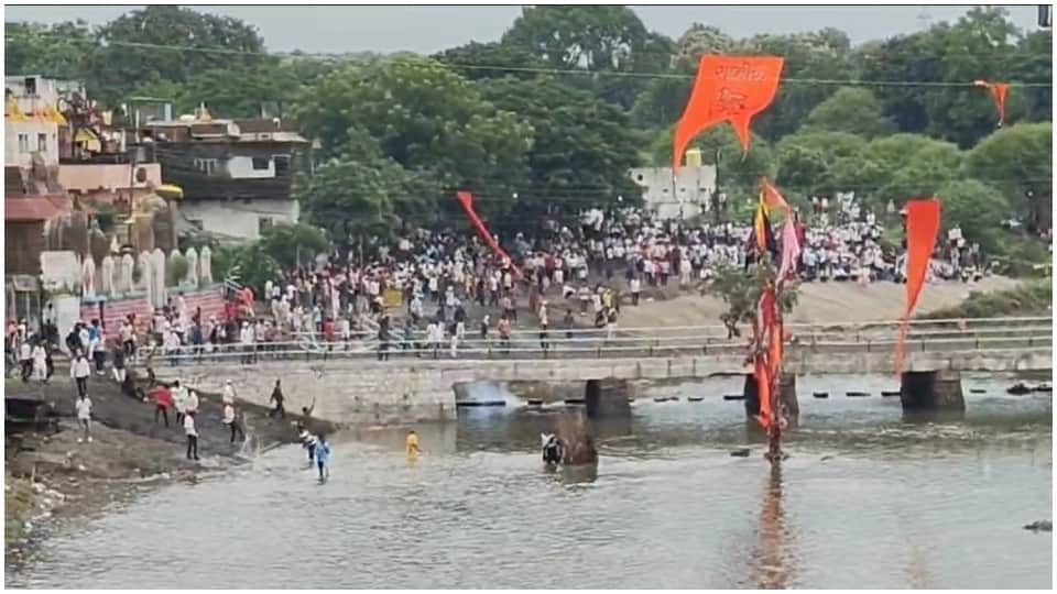 पांढुर्णा में खेला परंपरागत गोटमार मेला।