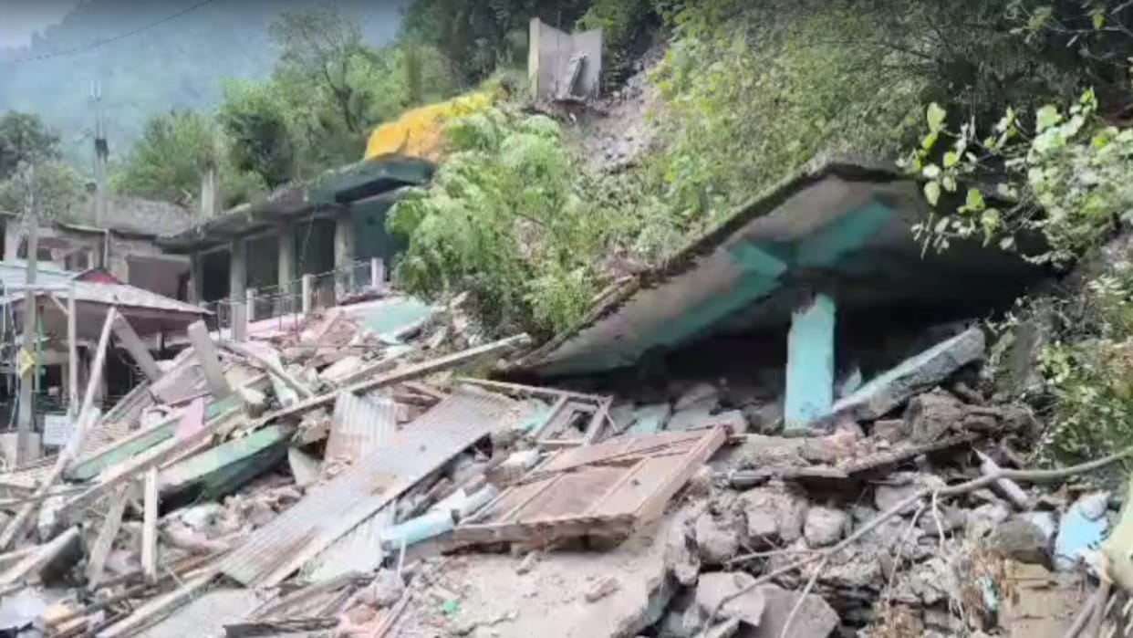 30 room house collapsed at night in Balichowki, live video of the house collapse surfaced