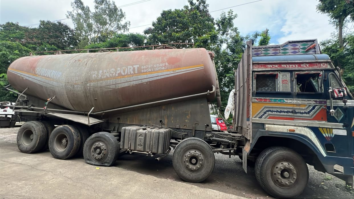 Indore: Liquor worth 85 lakhs was being smuggled hidden in a cement container, police seized it