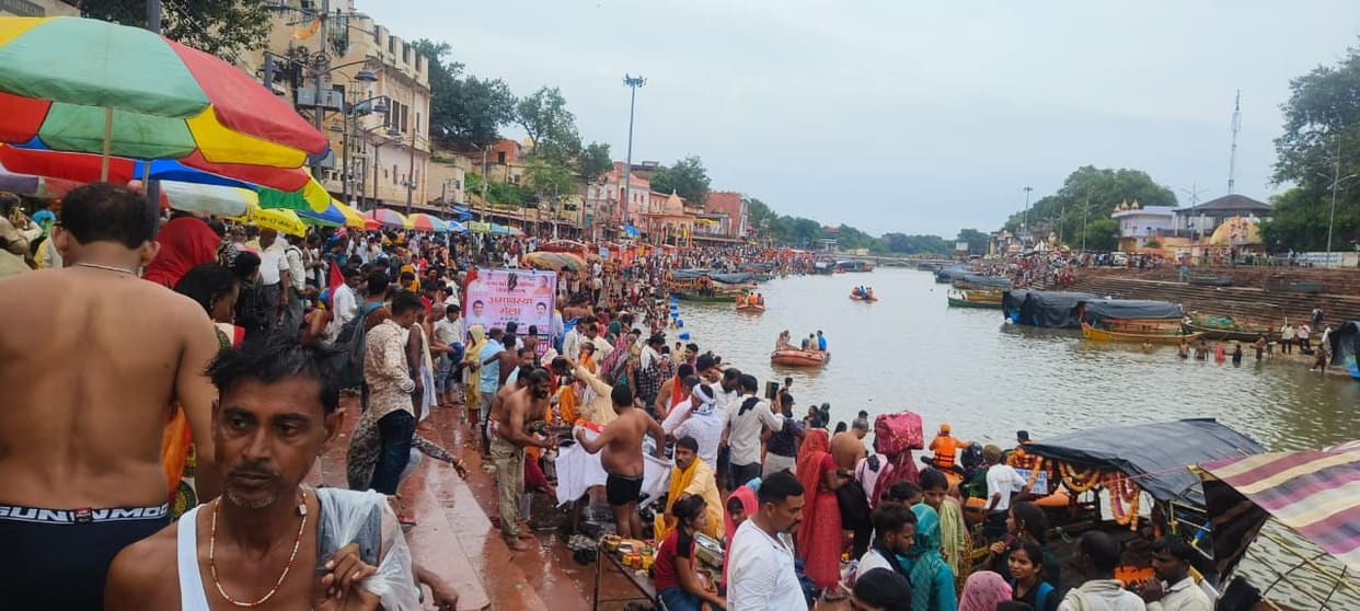 Chitrakoot Huge crowd of devotees on Bhadai Amavasya devotees flocked to see Kamtanath