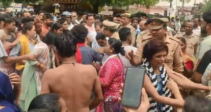 Kanpur Father cried bitterly said he used to beat daughter like animal created ruckus by keeping body on road