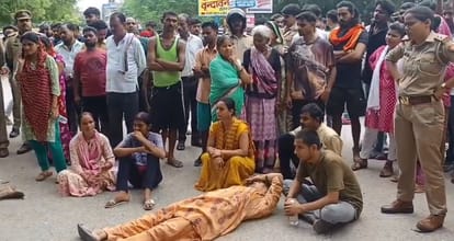 Kanpur Father Cried Bitterly Said He Used To Beat Daughter Like Animal  Created Ruckus By Keeping Body On Road - Amar Ujala Hindi News Live - Kanpur :फूट-फूट कर रोया पिता, बोला- जानवरों