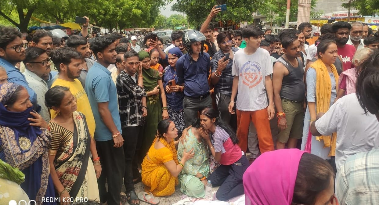Kanpur body of married woman was found hanging Allegation of murder family members blocked road by placing bod