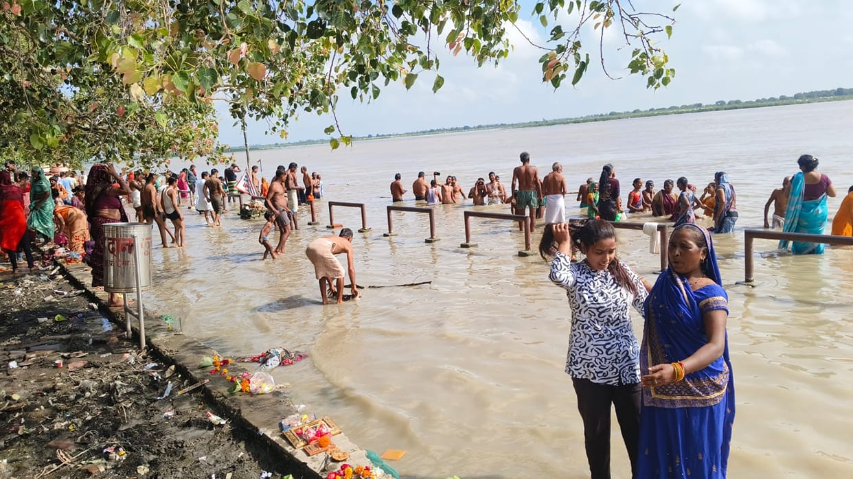 Kanpur Crowds gathered on the banks of Ganga on Bhadai Amavasya devotees took a holy dip  earned virtue