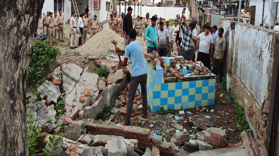 Mazar removed in Aligarh