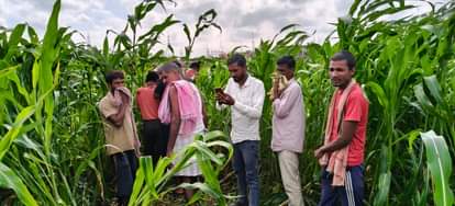 मौके पर भीड़ जमा