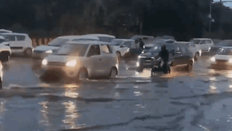 Delhi-NCR Rain: पूरी दिल्ली में बारिश का रेड अलर्ट, एनसीआर की सड़कों पर जलभराव; थम गई ट्रैफिक की रफ्तार