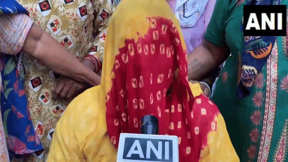 In Greater Noida husband burnt his wife to death for dowry family of deceased gherao Kasna police station