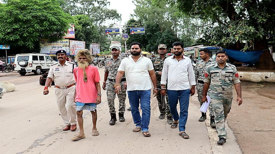 पुलिस ने निकाला जुलूस