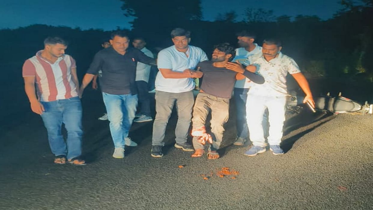 Prayagraj Three chain snatching robbers arrested in police encounter, one miscreant injured after being shot