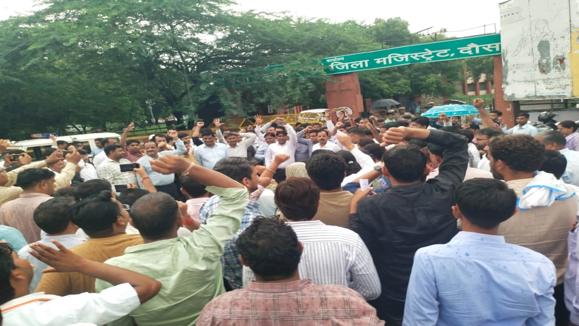 कलेक्ट्रेट के बाहर धरना प्रदर्शन करते राजस्वकर्मी