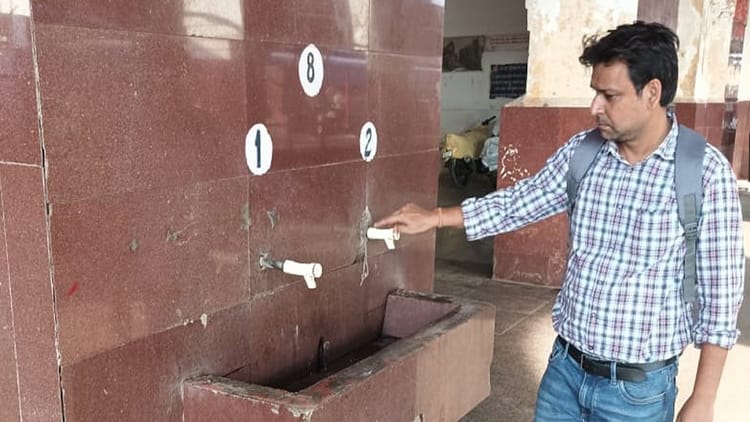 अलीगढ़ रेलवे स्टेशन: आरपीएफ दरोगा ने मारा थप्पड़, वॉल्व मैन ने बंद किया पानी, परेशान रहे यात्री, यह है मामला
