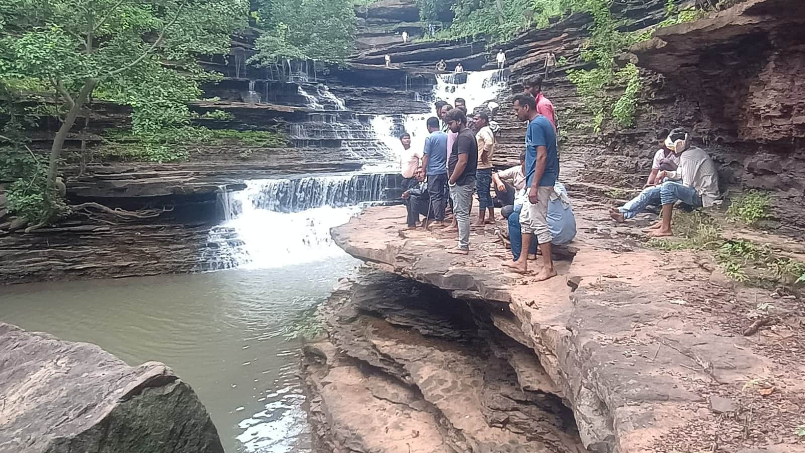 राजा बाबा वाटरफॉल में हादसा।