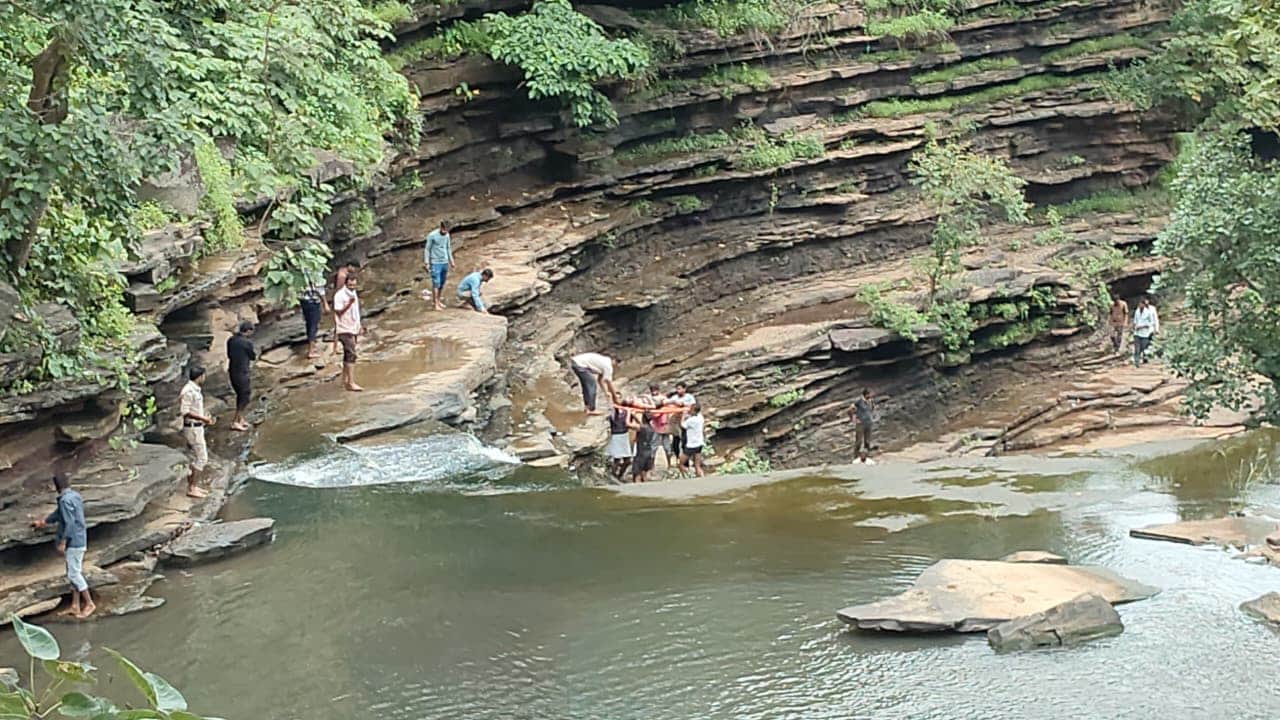 MP Crime: Two Friends Drown at Raja Baba Waterfall During Picnic in Satna
