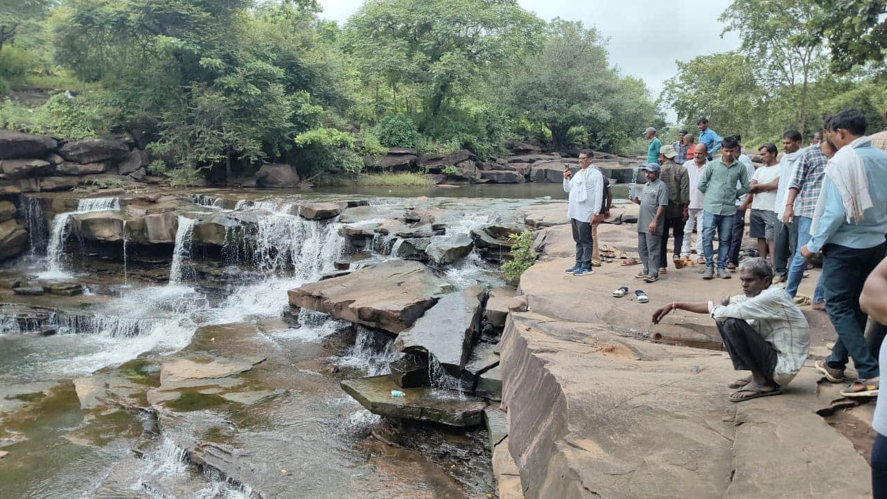 MP Crime: Two Friends Drown at Raja Baba Waterfall During Picnic in Satna