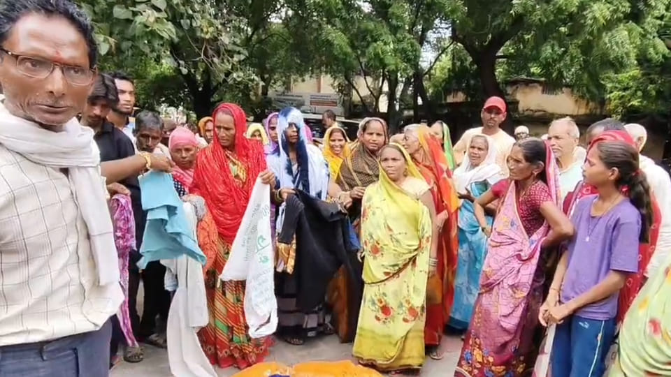 Hamirpur: Old clothes distributed to flood victims, uproar ensued