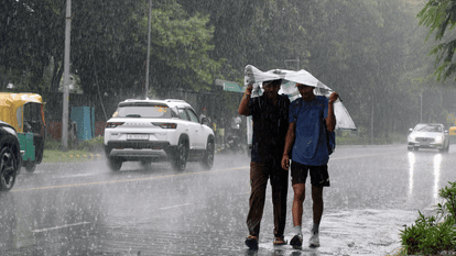 Rain Lashes Several Areas of Delhi-NCR traffic jams and flight disrupttions also affected