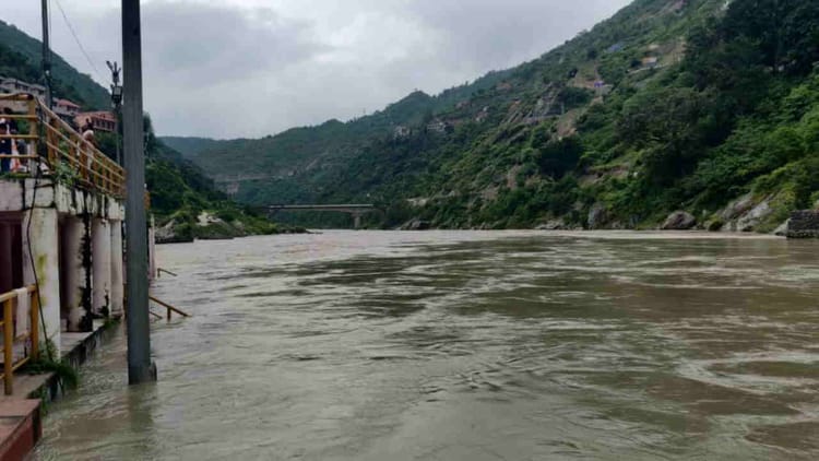 Uttarakhand: त्रिवेणी घाट लाउडस्पीकर से अलर्ट, देवप्रयाग में अलकनंदा उफान पर, गंगा चेतावनी के निशान तक पहुंची