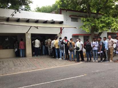 विश्वविद्यालय में हेल्प डेस्क।