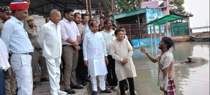 Yamuna river crosses danger mark in Agra administration on alert 21 areas in danger