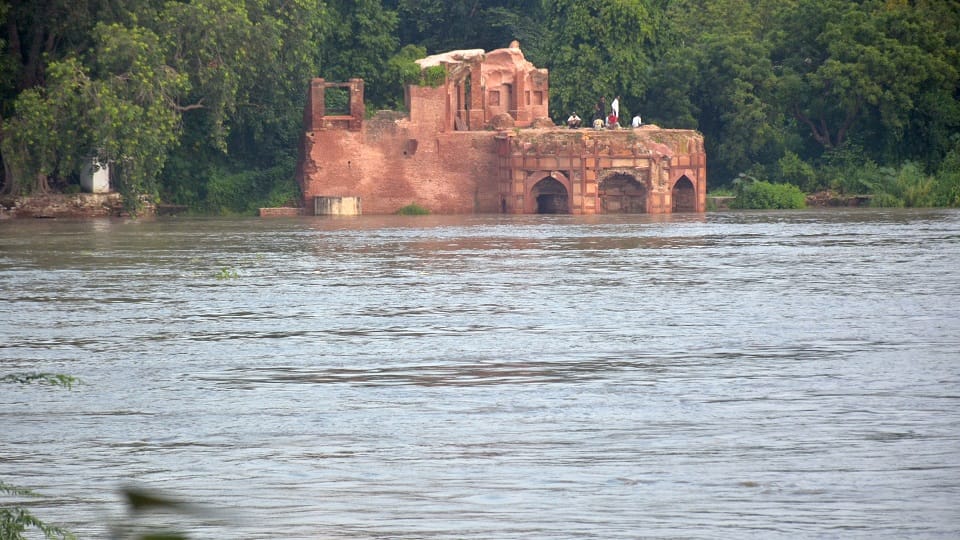 Yamuna river crosses danger mark in Agra administration on alert 21 areas in danger