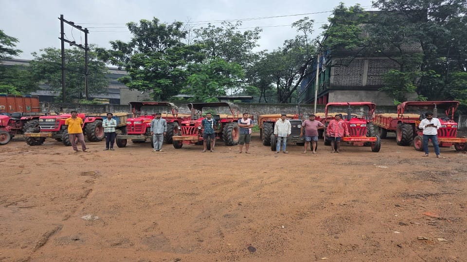 9 tractors involved in illegal sand transportation were caught they were transporting sand without royalty in