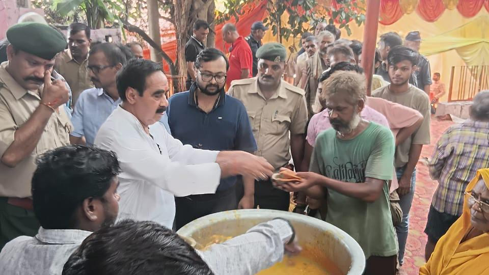 Hundreds of devotees took prasad in the bhandaar in the ancient Bhairav temple