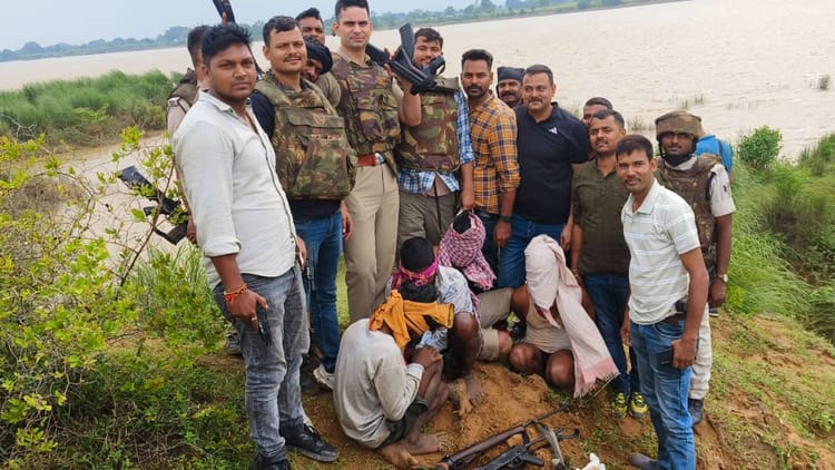 Bihar Police : अवैध बालू खनन पर पटना पुलिस की बड़ी कार्रवाई, एके-47 के साथ चार अपराधी गिरफ्तार